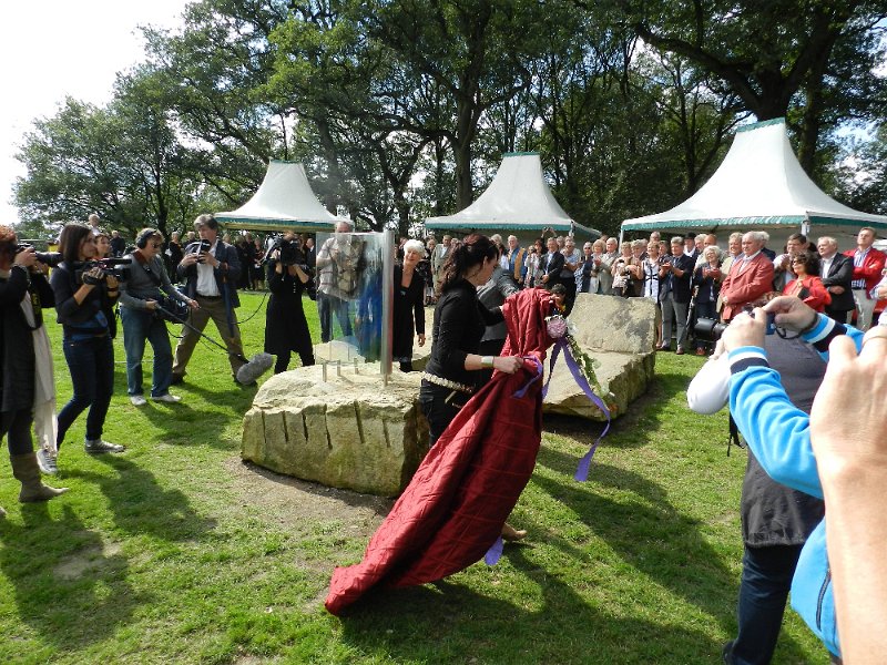 20-de onthulling 2.jpg - Nu kan iedereen het monument aanschouwen.